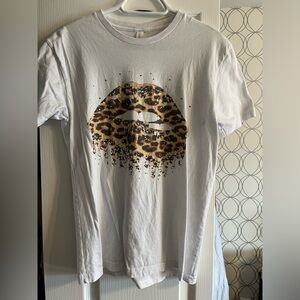 Cheetah print lips graphic tee shirt